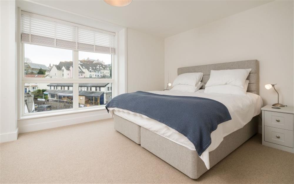 Bedroom 1 with super king size bed and en suite shower room at 4 Island Place in Salcombe