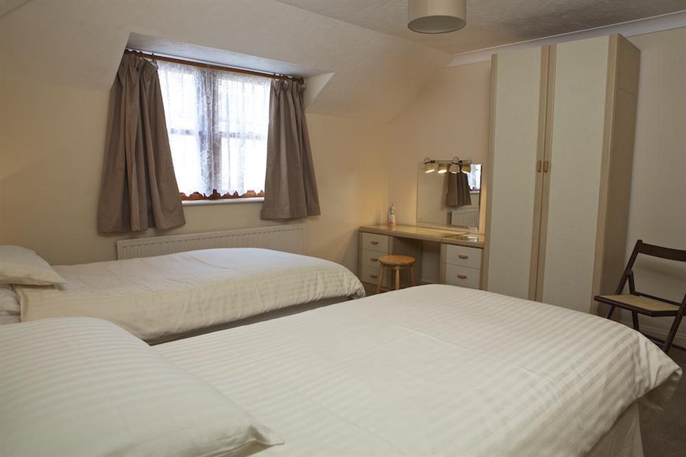 Twin bedroom (on first floor) with en suite shower room (photo 2) at 4 Island Quay in , Salcombe