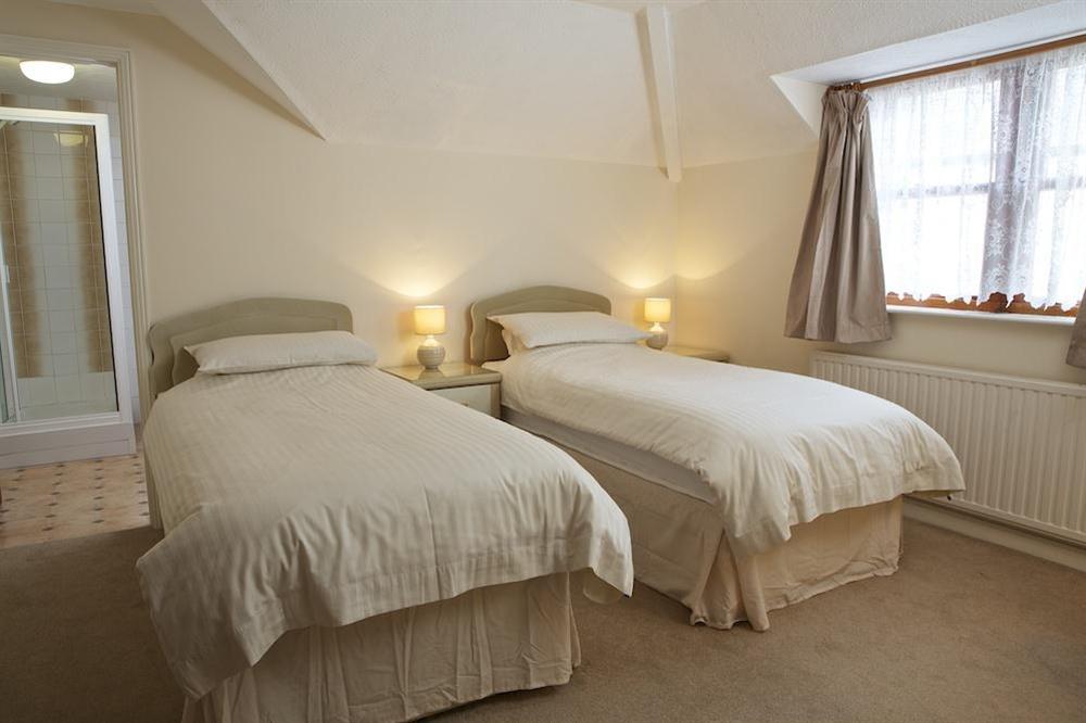 Twin bedroom (on first floor) with en suite shower room at 4 Island Quay in , Salcombe