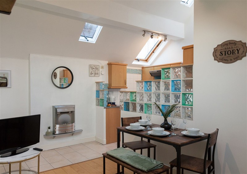 Enjoy the living room (photo 2) at 4 Kingscliffe Street, Manchester