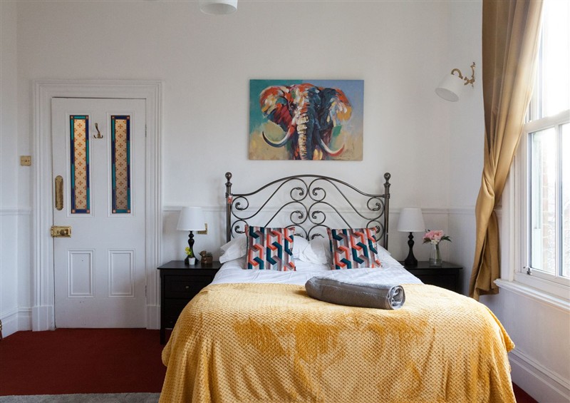One of the 6 bedrooms (photo 3) at 4 Kingscliffe Street, Manchester