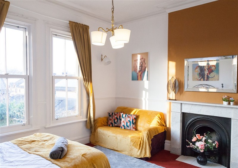 One of the 6 bedrooms (photo 4) at 4 Kingscliffe Street, Manchester