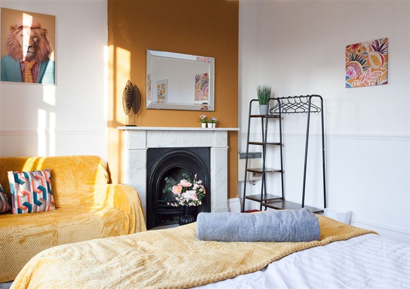 One of the 6 bedrooms (photo 5) at 4 Kingscliffe Street, Manchester
