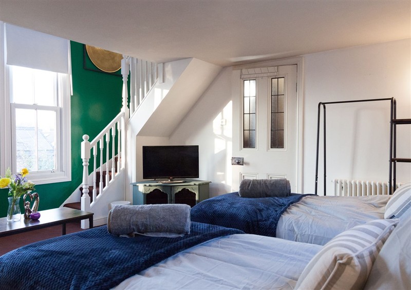 One of the 6 bedrooms (photo 7) at 4 Kingscliffe Street, Manchester
