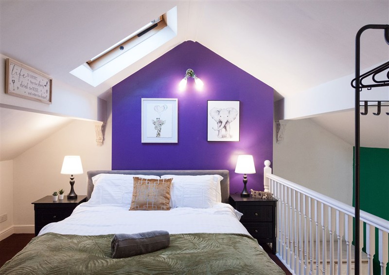 One of the 6 bedrooms (photo 8) at 4 Kingscliffe Street, Manchester