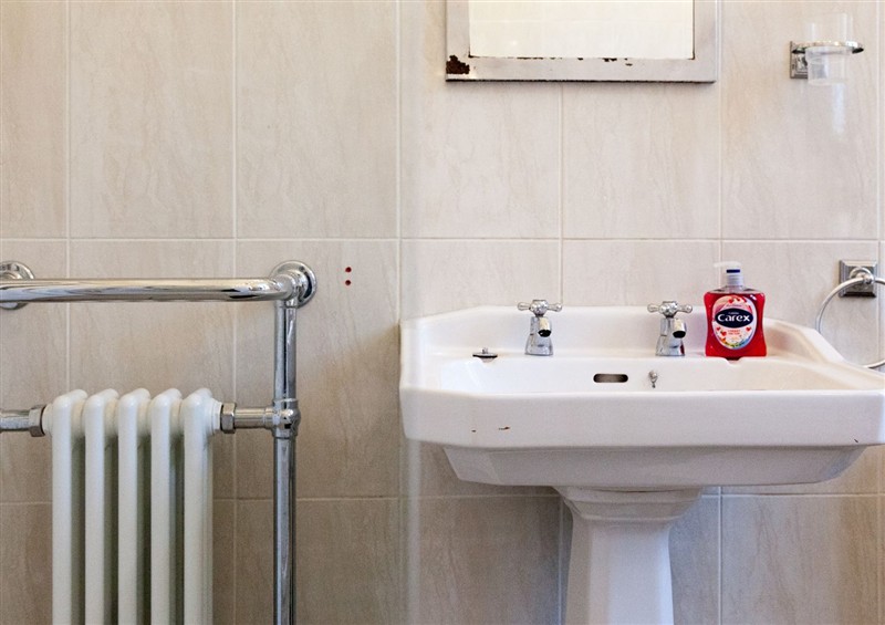 The bathroom (photo 3) at 4 Kingscliffe Street, Manchester