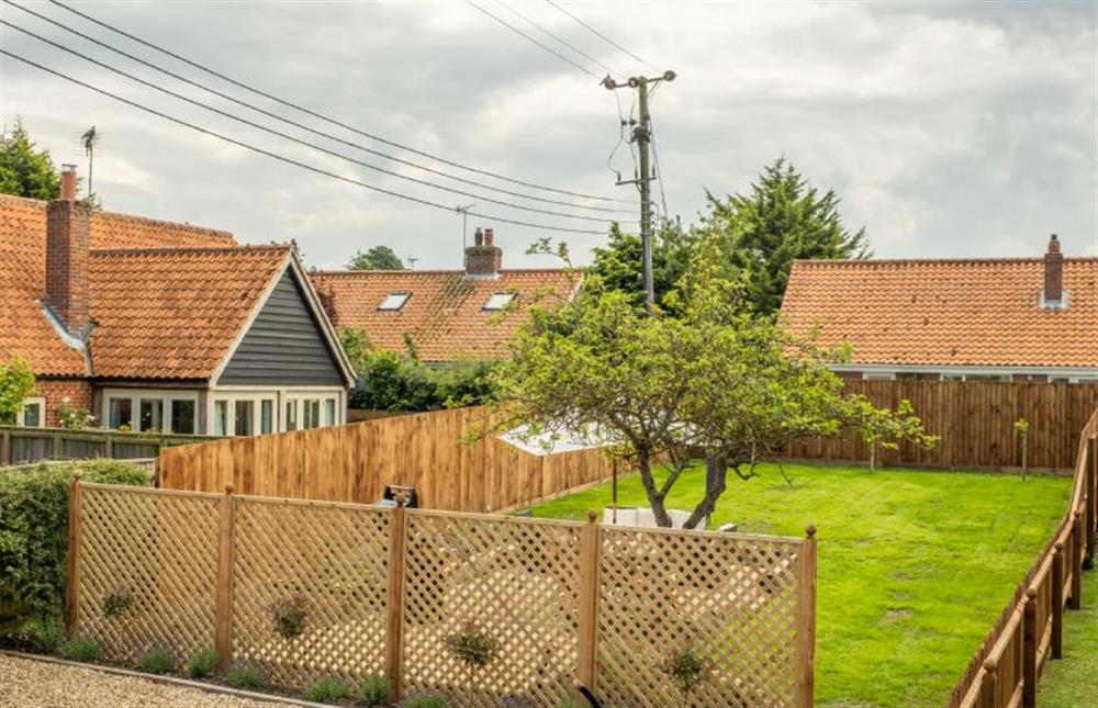 Exterior: Showing the garden and parking area at 4 Malthouse Cottages, Thornham near Hunstanton