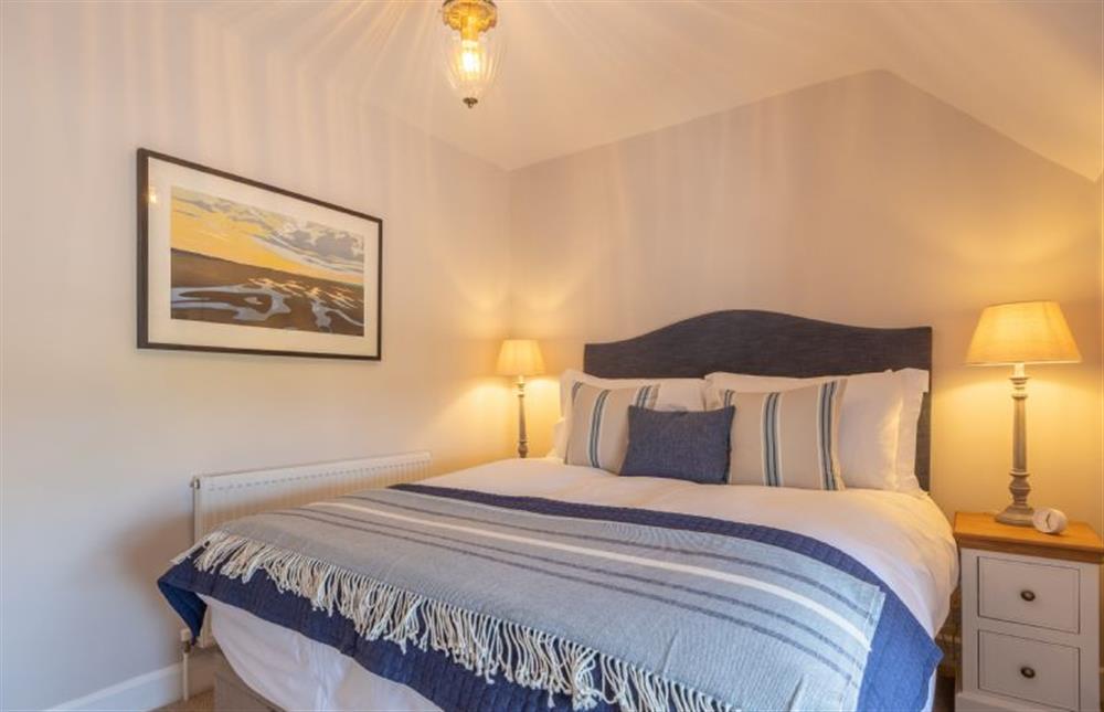First floor: Bedroom two with king-size bed (photo 2) at 4 Malthouse Cottages, Thornham near Hunstanton