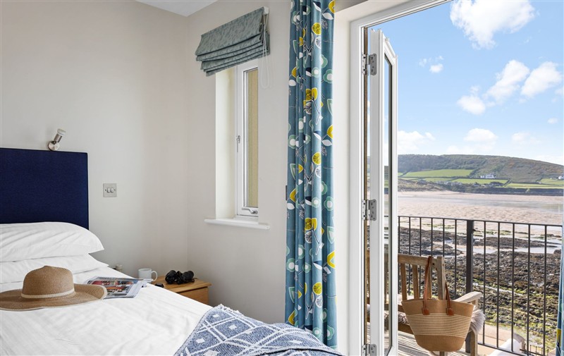 A bedroom in 4 Out Of The Blue (photo 2) at 4 Out Of The Blue, Devon