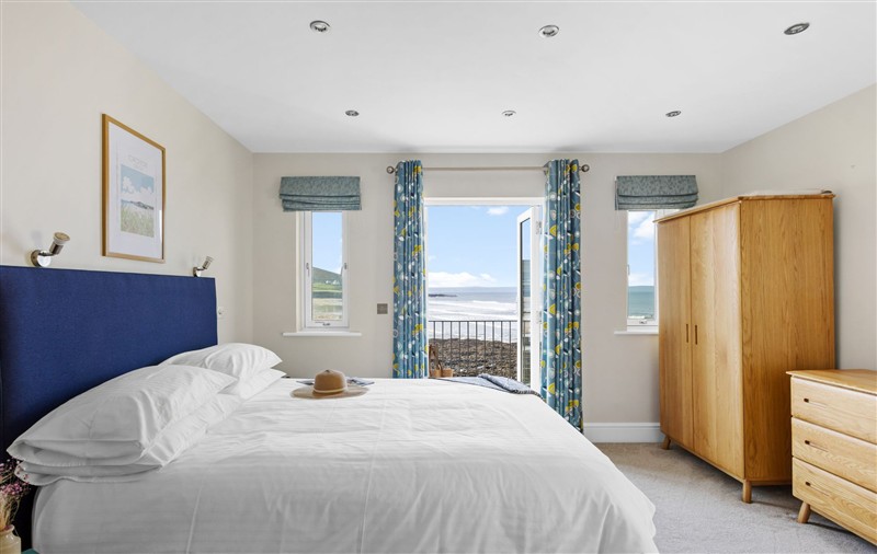 A bedroom in 4 Out Of The Blue at 4 Out Of The Blue, Devon