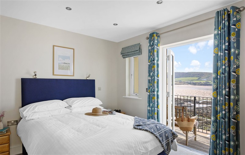This is a bedroom at 4 Out Of The Blue, Devon