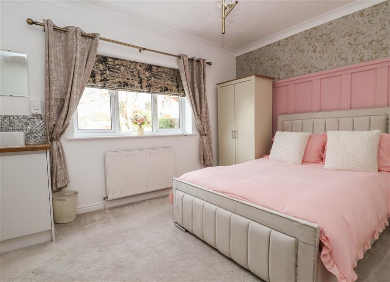 One of the 8 bedrooms (photo 6) at 4 Pen Y Mynydd, Colwyn Bay