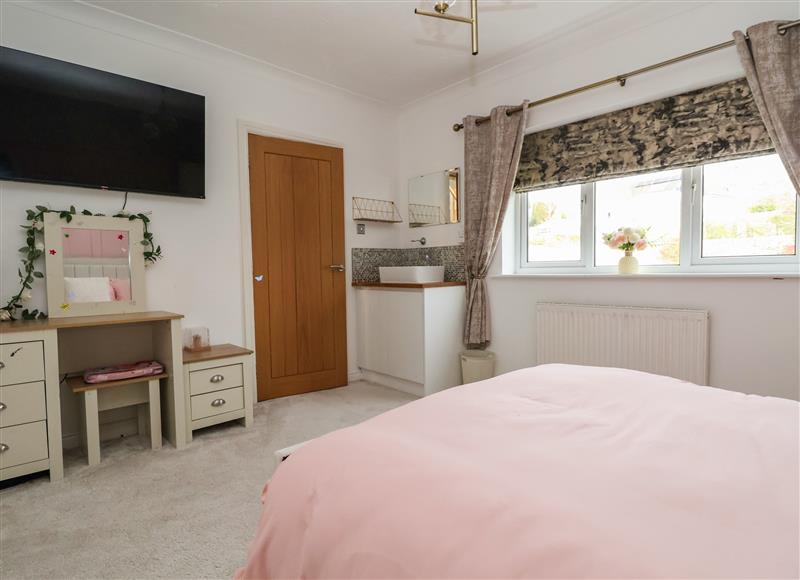 One of the 8 bedrooms (photo 7) at 4 Pen Y Mynydd, Colwyn Bay