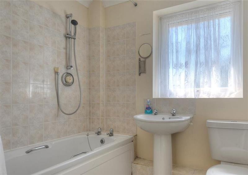 The bathroom at 4 Riverside Cottages, Charmouth
