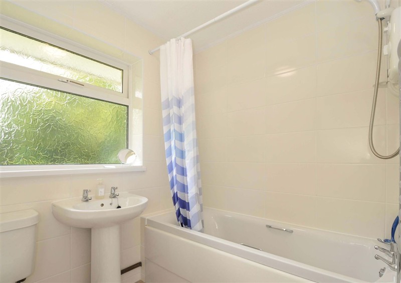 Bathroom at 4 Rosecraddoc Lodge Holiday Bungalows, Liskeard