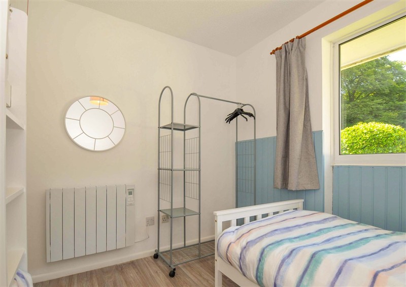 One of the 2 bedrooms at 4 Rosecraddoc Lodge Holiday Bungalows, Liskeard