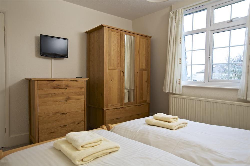 Storage space in the twin room with flat screen TV at 4 Stonehanger in , Salcombe