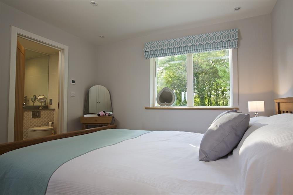 A third en suite also has a King-size bed (photo 3) at 4 The Drive, Hillfield Village in , Hillfield, Dartmouth