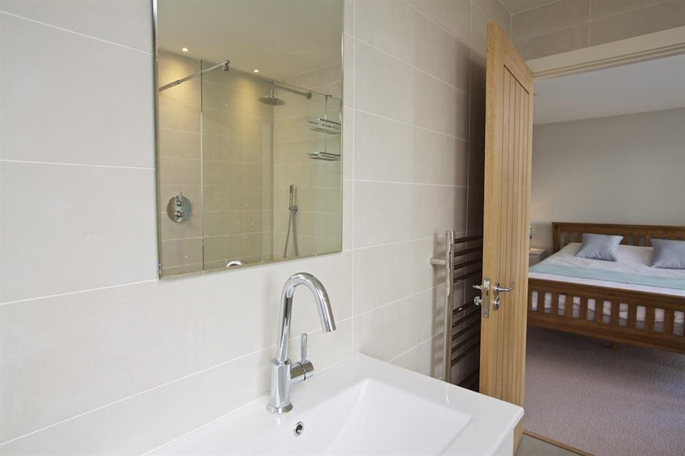 En suite shower room (photo 2) at 4 The Drive, Hillfield Village in , Hillfield, Dartmouth