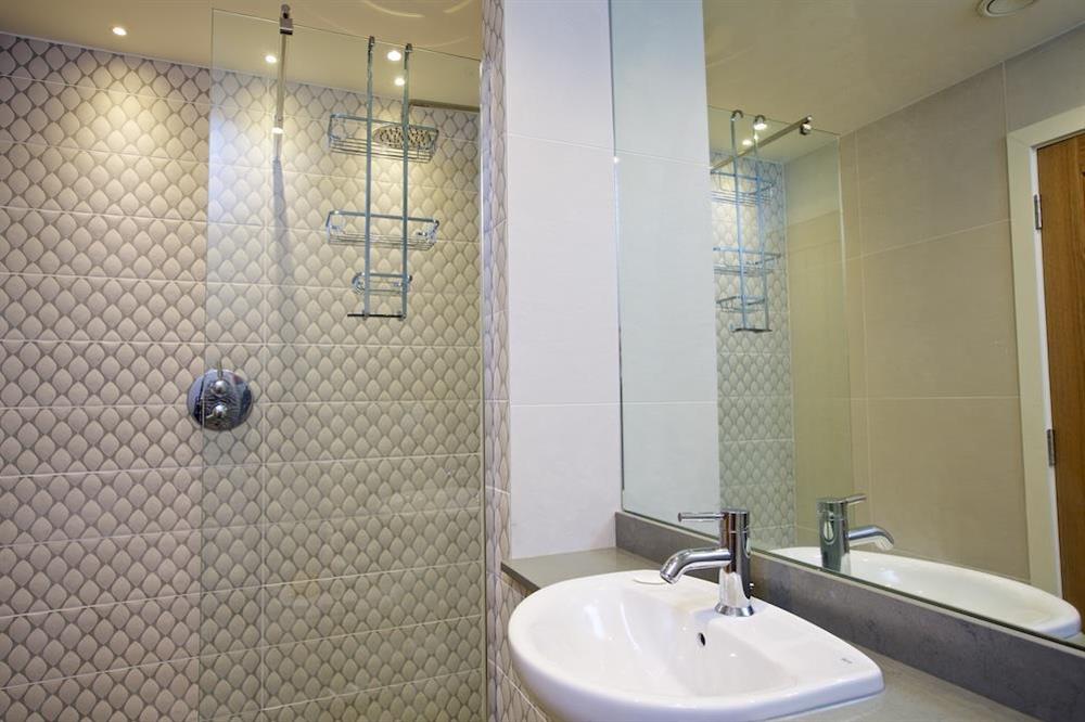 En suite shower room (photo 3) at 4 The Drive, Hillfield Village in , Hillfield, Dartmouth