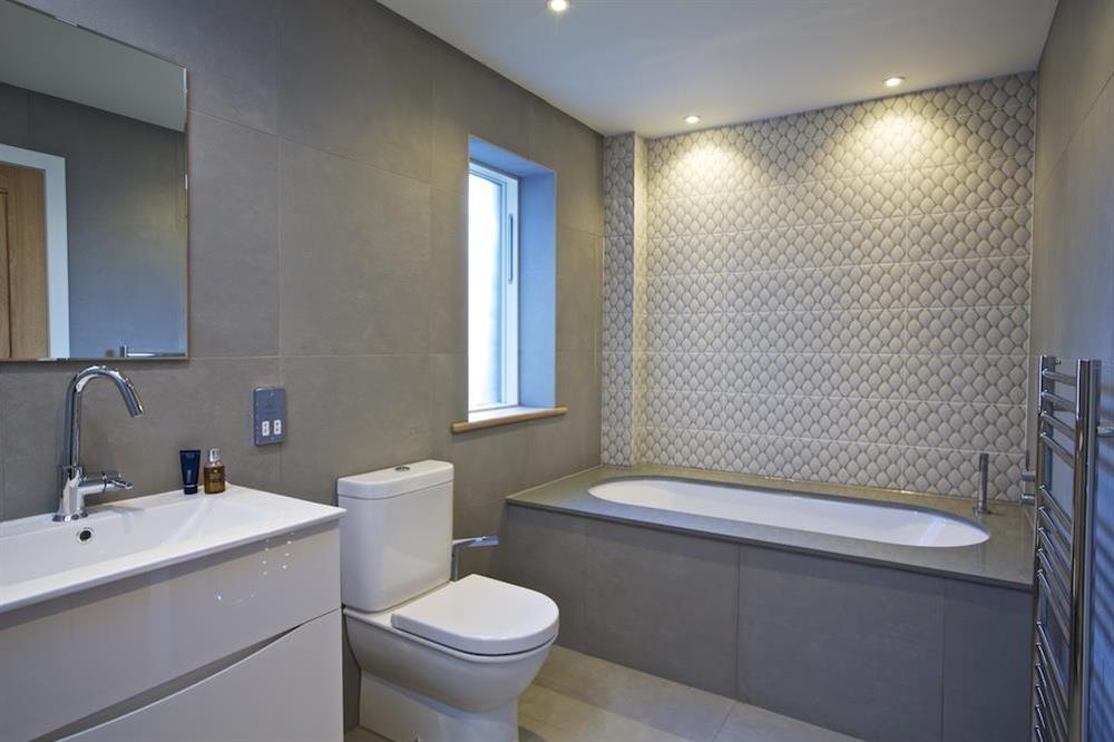 En suite with bath and walk-in shower (photo 2) at 4 The Drive, Hillfield Village in , Hillfield, Dartmouth