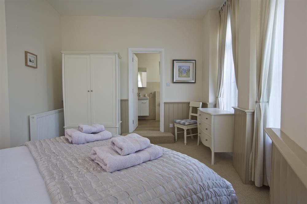 En suite master bedroom with King-size bed (photo 2) at 4 The Salcombe in , Salcombe