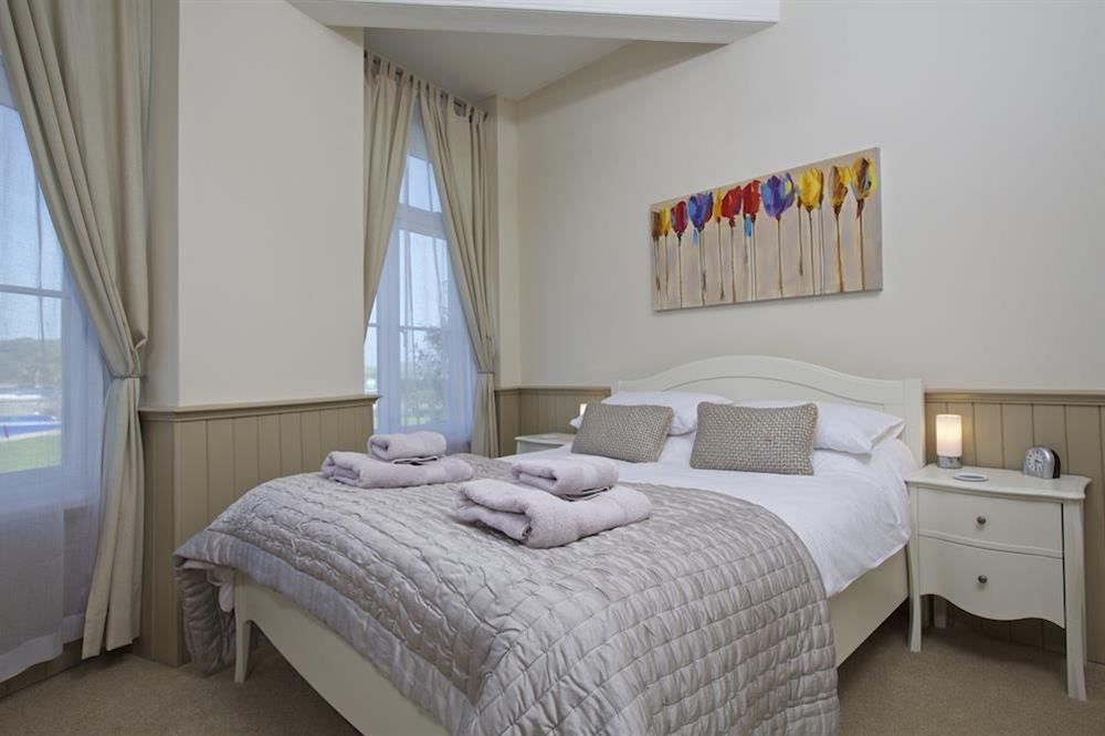En suite master bedroom with King-size bed at 4 The Salcombe in , Salcombe