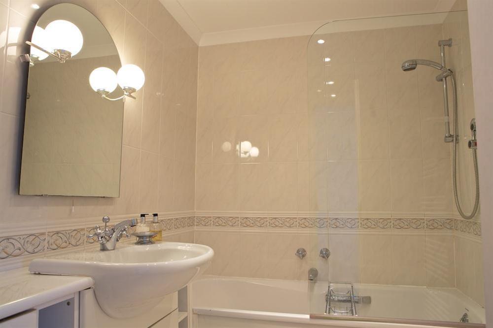 En suite bathroom at 4 Thurlestone Rock Apartments in Thurlestone Sands, Kingsbridge