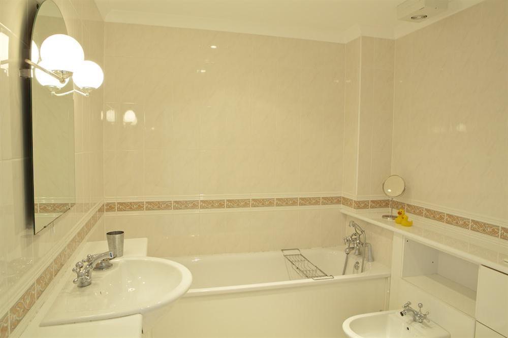Family bathroom at 4 Thurlestone Rock Apartments in Thurlestone Sands, Kingsbridge