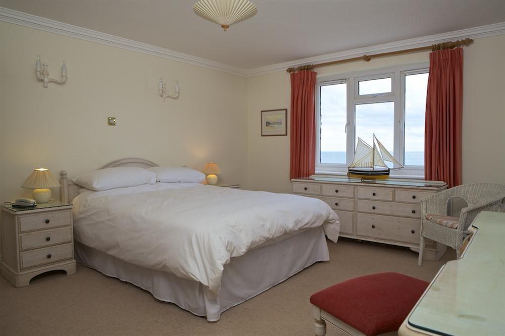 Master bedroom with en suite bathroom at 4 Thurlestone Rock Apartments in Thurlestone Sands, Kingsbridge