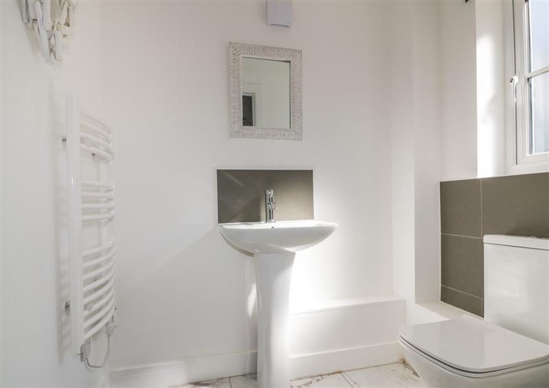The bathroom at 4 Trerammet Crescent, Tintagel