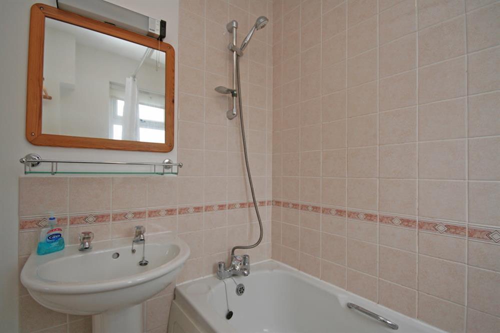 Family bathroom with shower over bath at 4 Waters Edge in Thorning Street, Salcombe