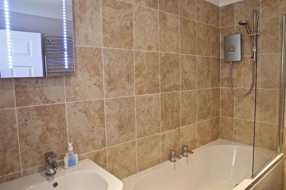 Family bathroom with shower over bath at 4 West Park Mews in Hope Cove, Kingsbridge