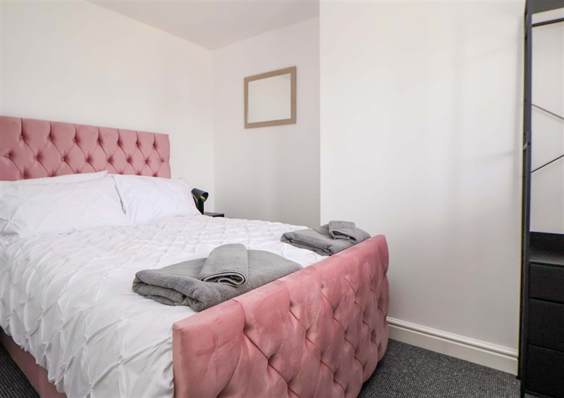 One of the 2 bedrooms at 4 Willow Grove - Freehold, Talacre
