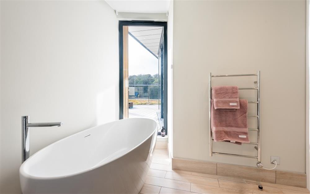 Fantastic en suite bathroom with great views! at 4 Yealm Wood in Newton Ferrers