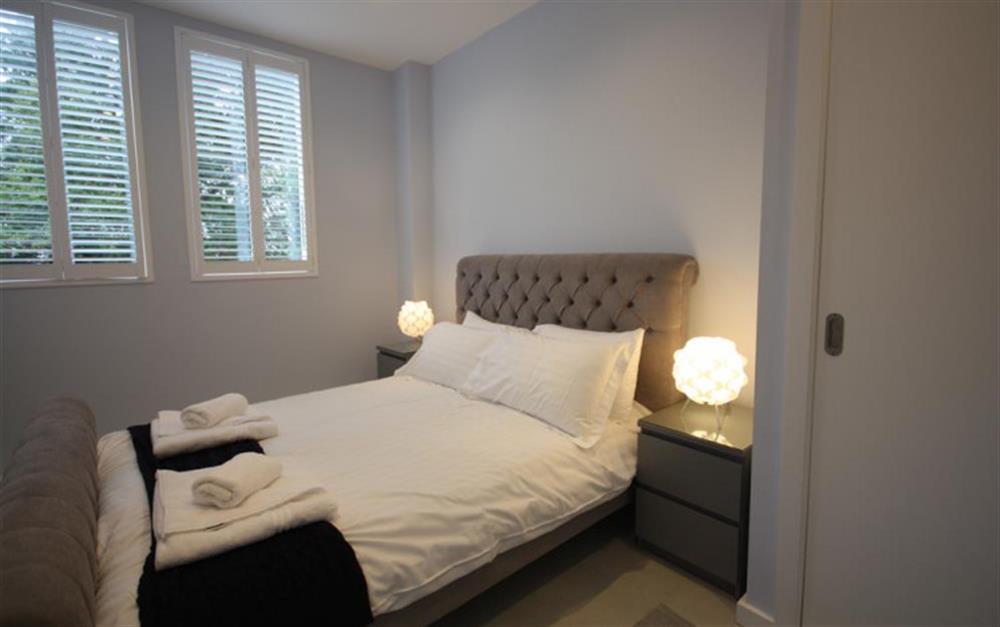 Master double bedroom with 5 ft bed and en suite shower room at 46 Talland in Looe