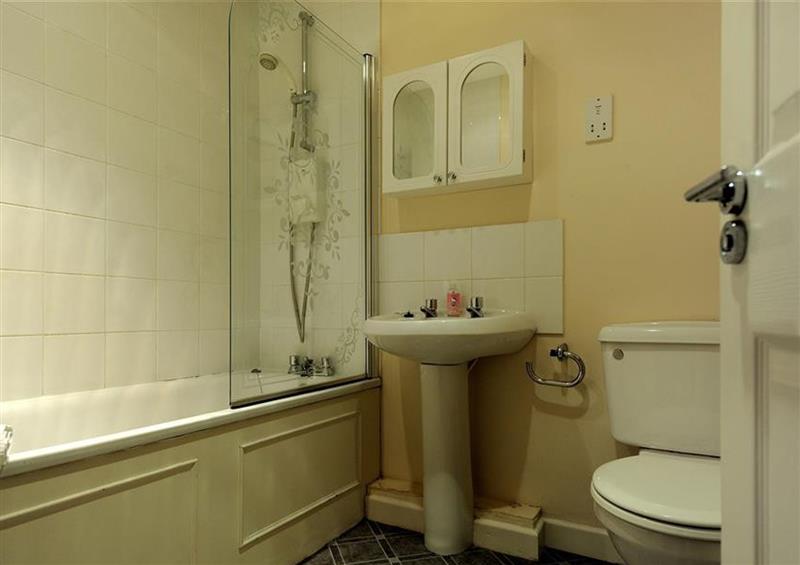 The bathroom at 48 Fernhill Heights, Charmouth