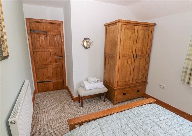 A bedroom in 5 Cart-Tws Bach (photo 2) at 5 Cart-Tws Bach, St Davids