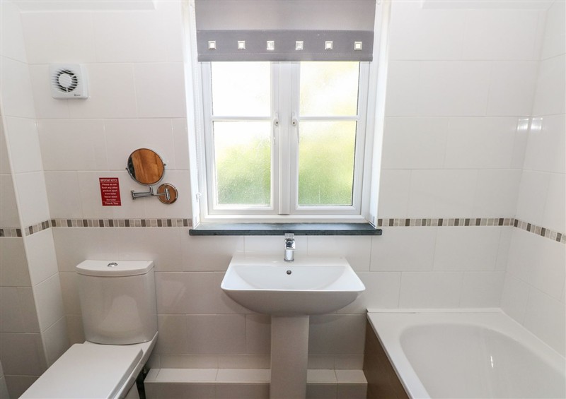 Bathroom at 5 Cart-Tws Bach, St Davids