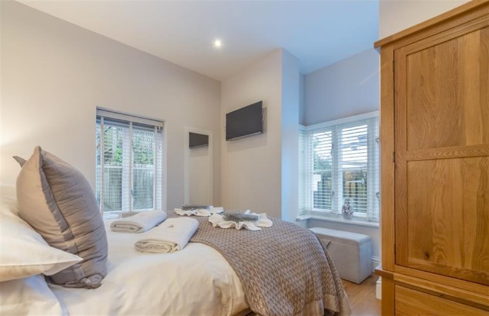 5 Fernhill, Cornwall: Bedroom one with a king-size bed at 5 Fernhill, Carbis Bay