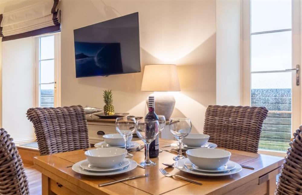 5 Fernhill, Cornwall: Dining area for all guests at 5 Fernhill, Carbis Bay