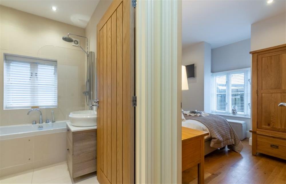 5 Fernhill, Cornwall: Family bathroom, adjacent to bedroom one at 5 Fernhill, Carbis Bay
