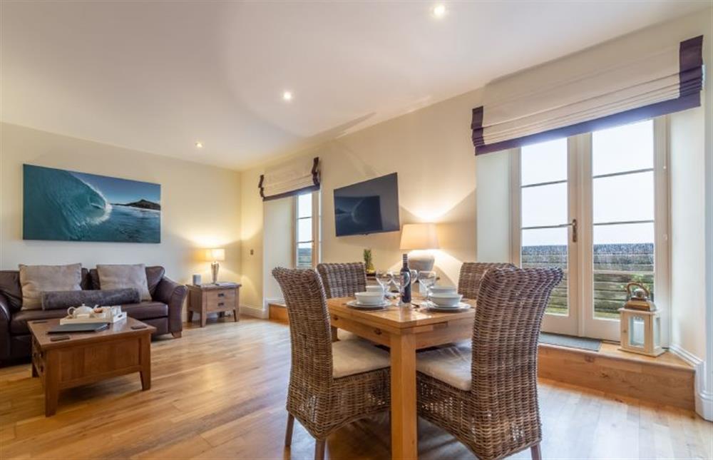 5 Fernhill, Cornwall: The open-plan sitting/dining area at 5 Fernhill, Carbis Bay