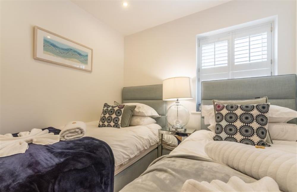 The comfortable twin bedroom with 3’ beds at 5 Four Seasons, Carbis Bay