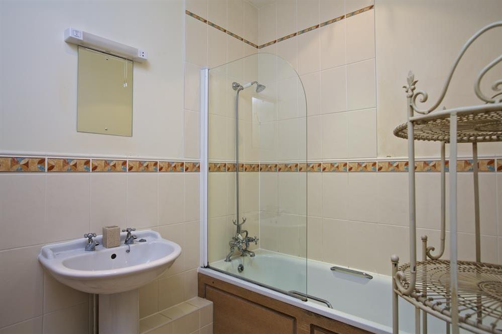 En suite bathroom at 5 Grafton Towers in North Sands, Salcombe