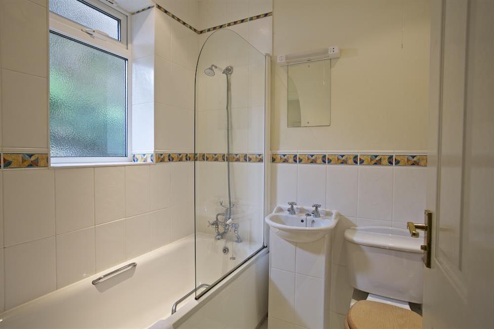 Family bathroom at 5 Grafton Towers in North Sands, Salcombe