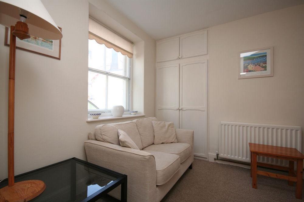Ground floor snug room with sofa bed at 5 Island Street in Callj1, Salcombe