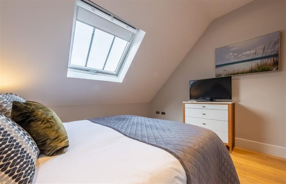 Bedroom one with 5’ king-size bed  at 5 Manor Farm Barns, Brancaster