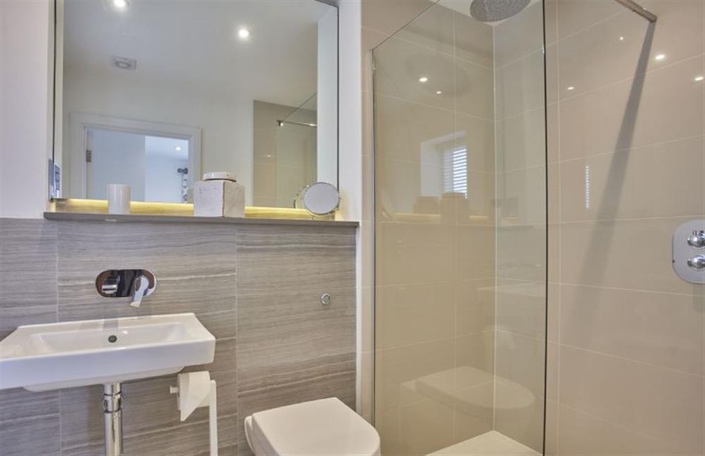Bedroom one’s en-suite shower room at 5 The Sands, Polzeath