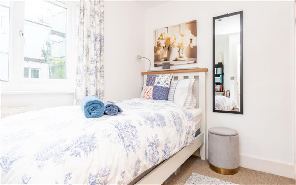 The single bedroom at 5 Westcliff Apartment in Looe